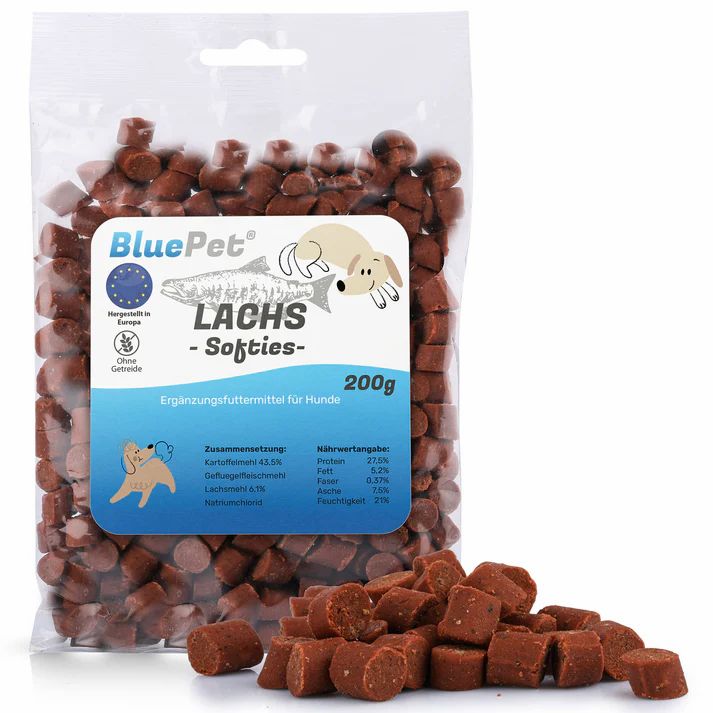 Transparente Tüte mit braunen, zylindrischen Snacks. Blaue Beschriftung: BluePet, Lachs-Softies, 200g. EU-Siegel. Ergänzungsfuttermittel für Hunde.