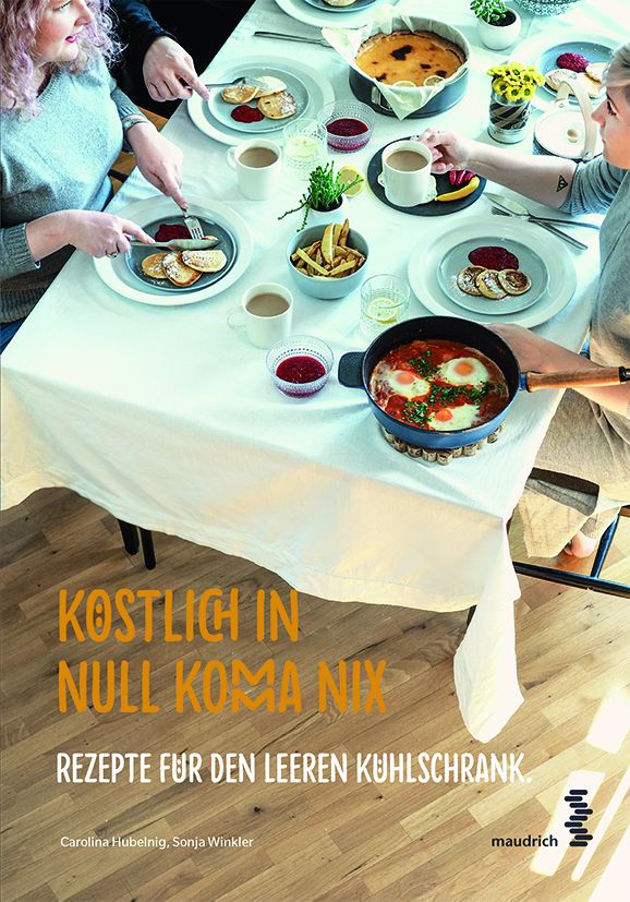 Buchcover mit Titel „Köstlich in Null Komma Nix“. Auf einem Tisch mit Essen sitzen Personen. Autoren: Carolina Hubelnig, Sonja Winkler. Verlag: maudrich.