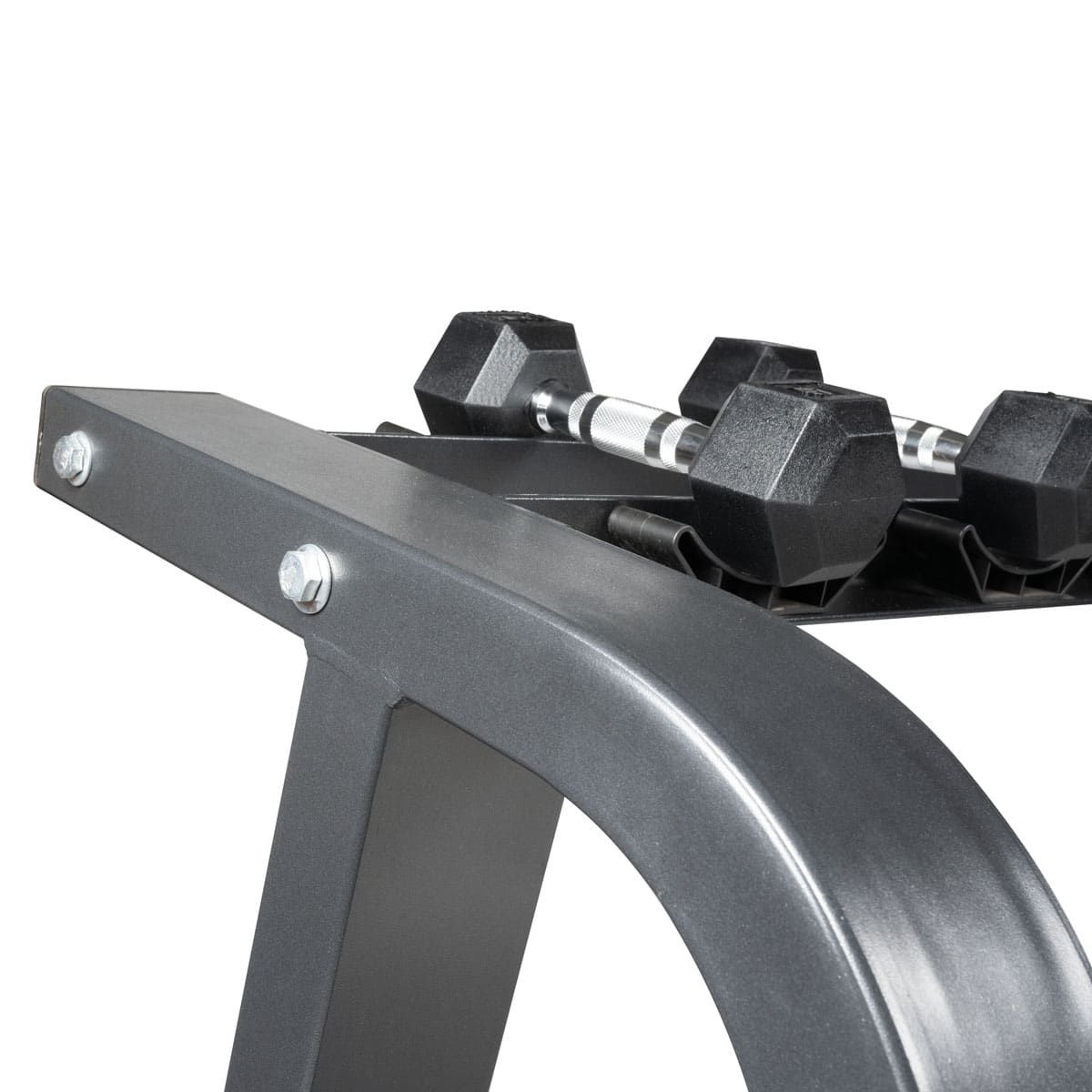 Nahaufnahme eines Hantelablagegestells mit Hanteln. Graues Metall, Halterungen für Hanteln. Sechseckige Hanteln liegen auf dem Gestell.