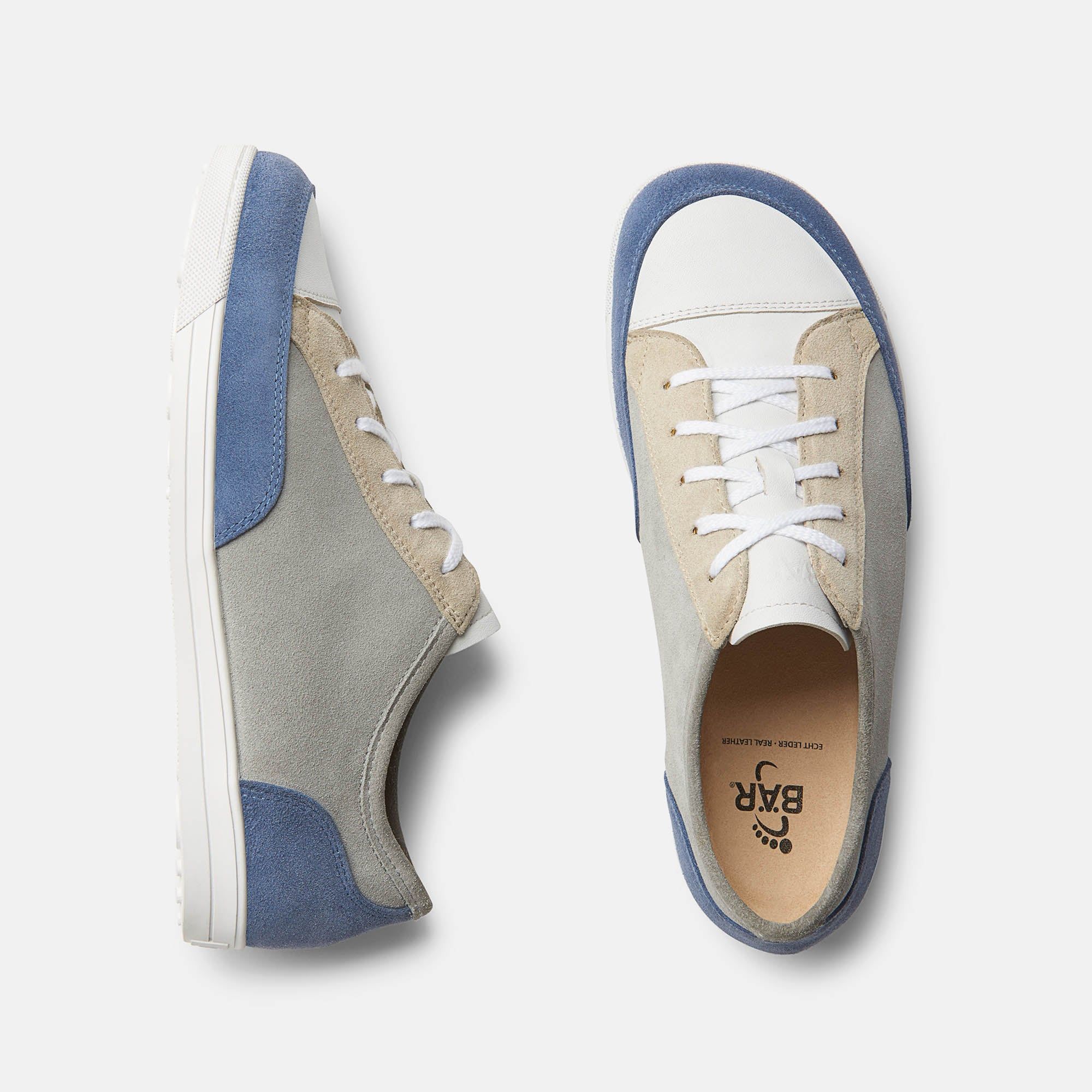 Zwei Schuhe von oben. Grau, blau und weiß. Beige Akzente. Weiße Schnürsenkel. BÄR-Logo auf der Innensohle.