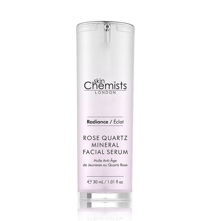 Hautchemiker Rose Quartz Mineral Gesichtsserum. Weiße Flasche mit Pumpe. Text: Rose Quartz Mineral Facial Serum, 30 ml.