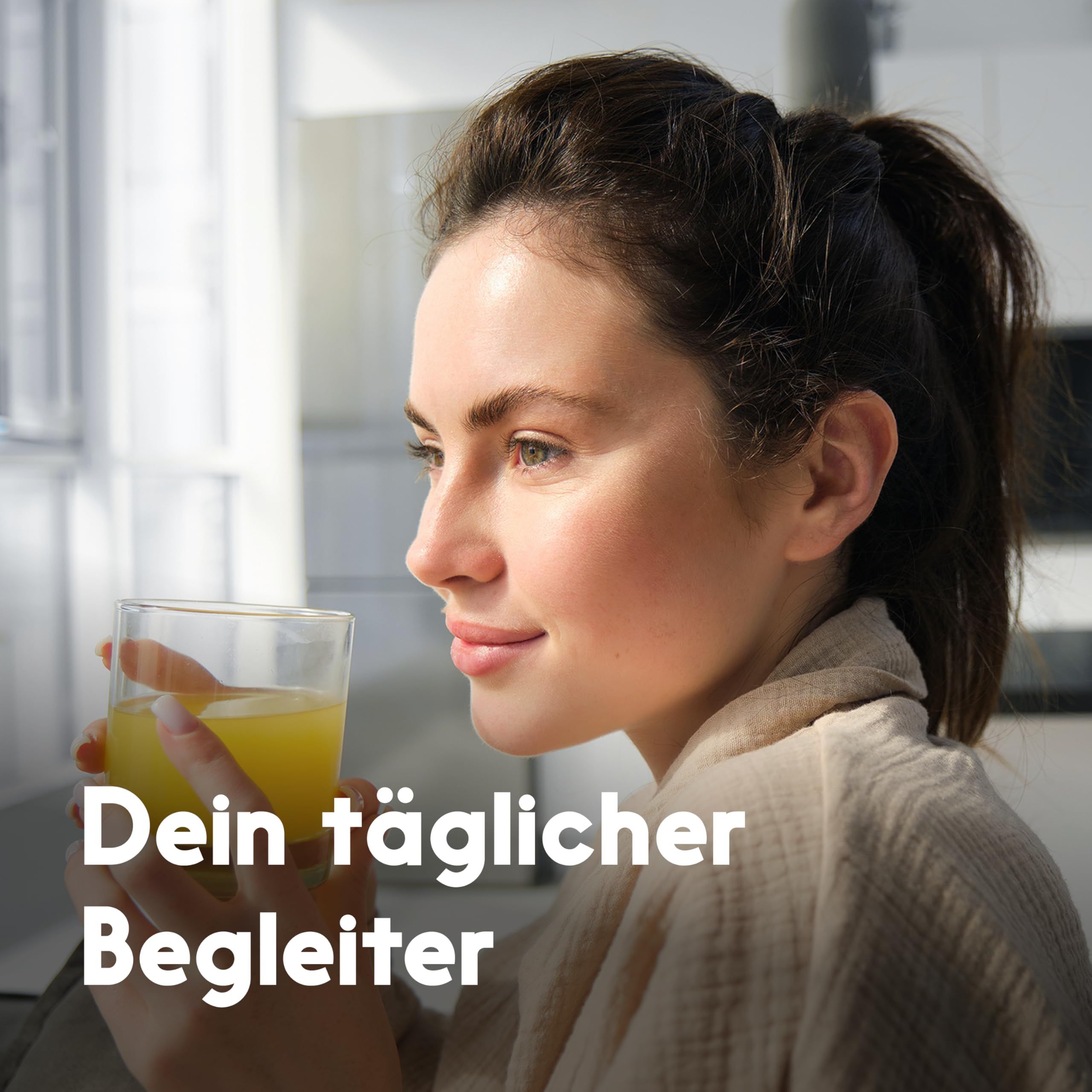 Frau trinkt Saft aus einem Glas. Text: Dein täglicher Begleiter.