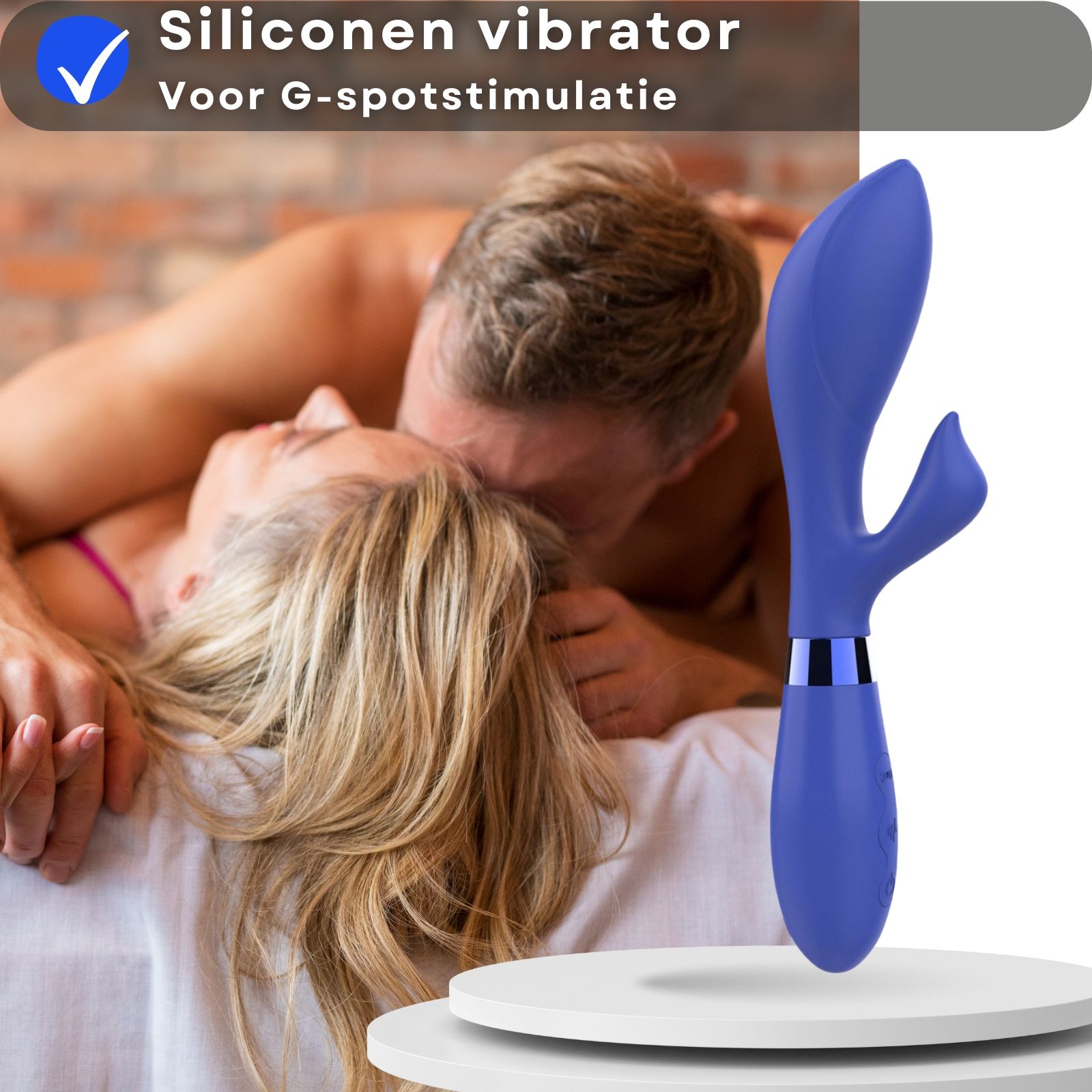 Blauwe vibrator. Siliconen. G-spot stimulatie. Paar op achtergrond. Op wit platform.