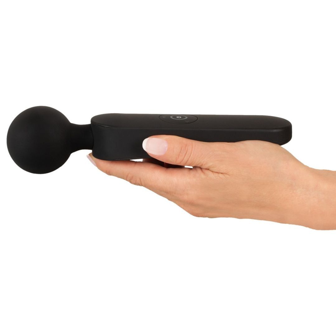 Schwarzes Massagegerät, kugelförmiger Kopf, in einer Hand gehalten. Bedienfeld mit digitaler Anzeige und Knöpfen.