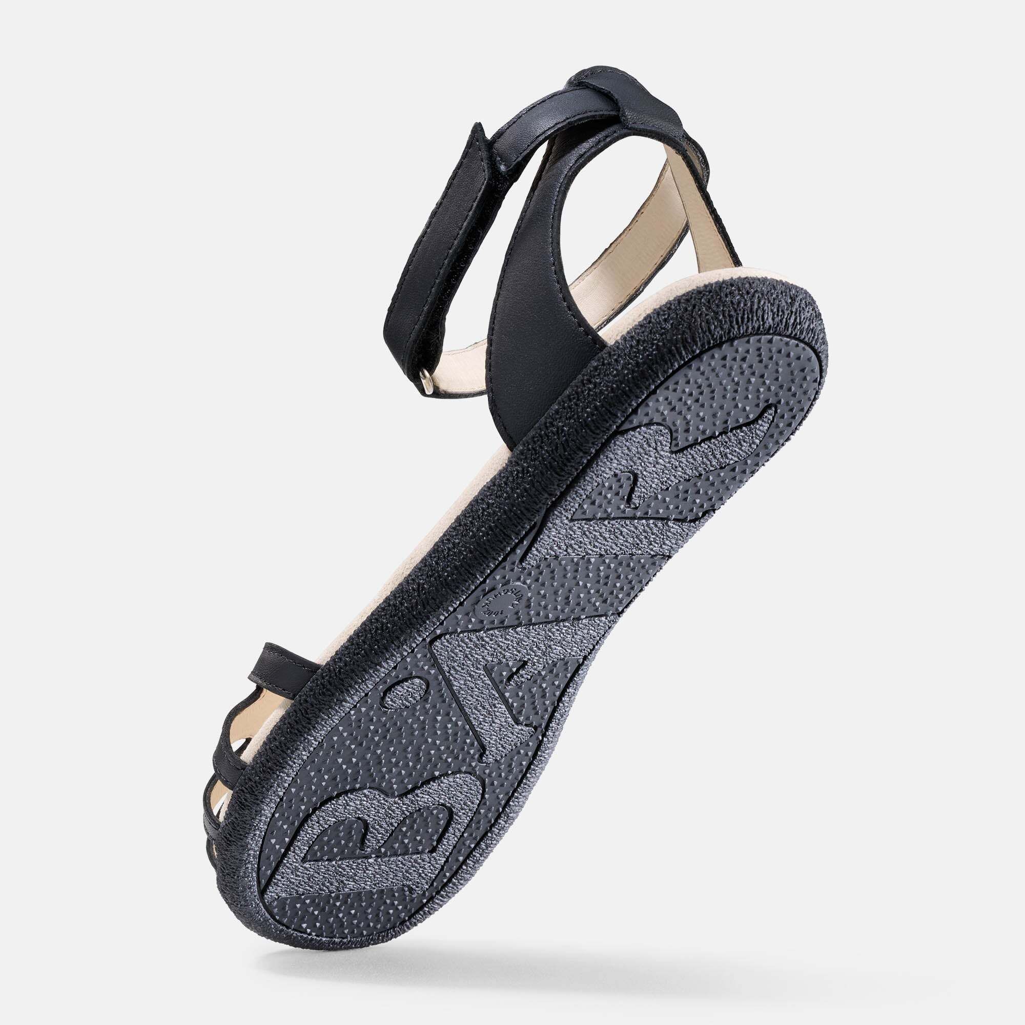 Schwarze Damen-Sandale mit Knöchelriemen, offenem Zehenbereich und BÄR-Logo.