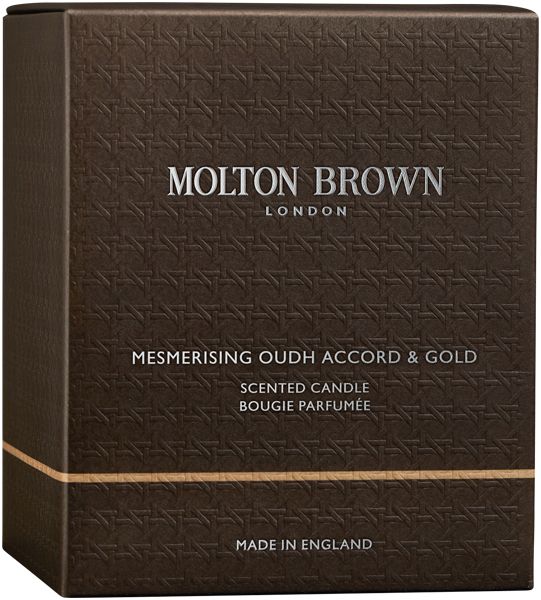 Braune quadratische Schachtel. Aufschrift: Molton Brown London, Mesmerising Oudh Accord & Gold, Scented Candle, Bougie Parfumée. Hergestellt in England.