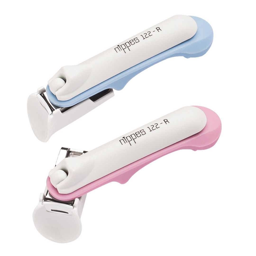 Zwei Baby Nagelknipser. Einer blau, einer rosa. Metallklingen, weiße Griffe. Aufschrift: nippes 122-R.