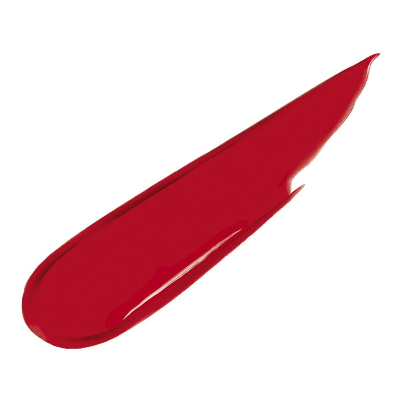 Roter Lippenstiftstrich auf weißem Hintergrund. Glänzende Textur, diagonale Form.