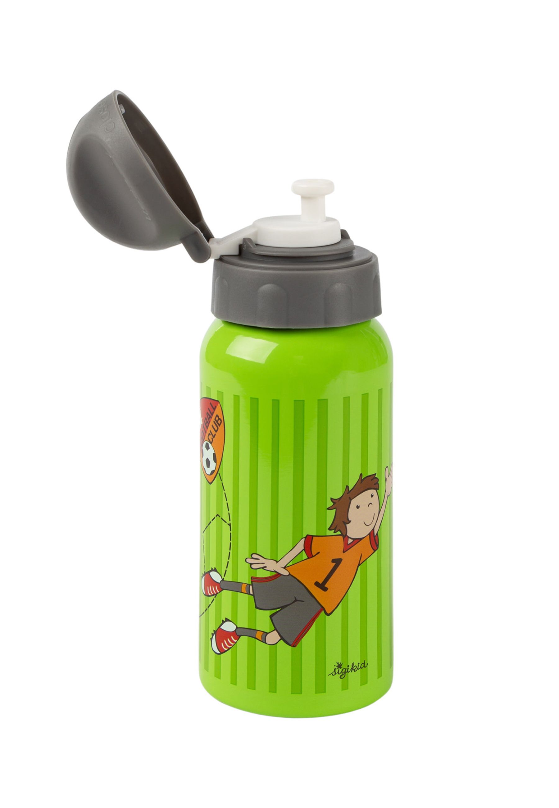 Grüne Trinkflasche mit Fußballmotiv und Sportler. Grauer Deckel, geöffnet. Aufschrift: SIGIKID.