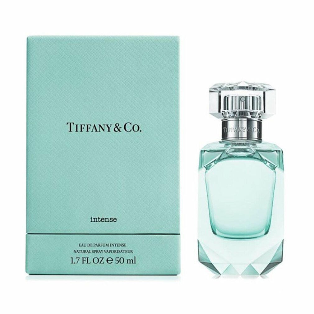 Hellblaues Parfüm und Schachtel. Flakon mit transparentem Deckel. Tiffany & Co. Schriftzug. Schachtel mit Logo und Produktnamen.