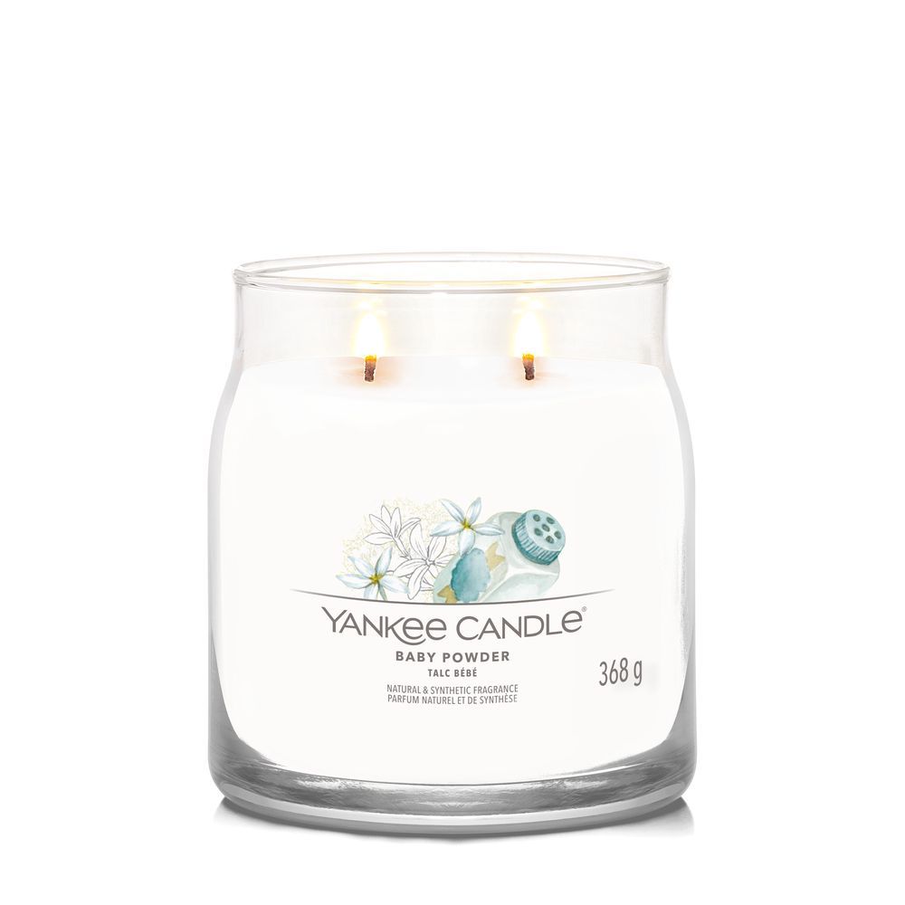 Glasbehälter mit zwei brennenden Dochten. Aufkleber mit Blumenmotiv und Schriftzug Yankee Candle Baby Powder. Gewicht: 368 g.