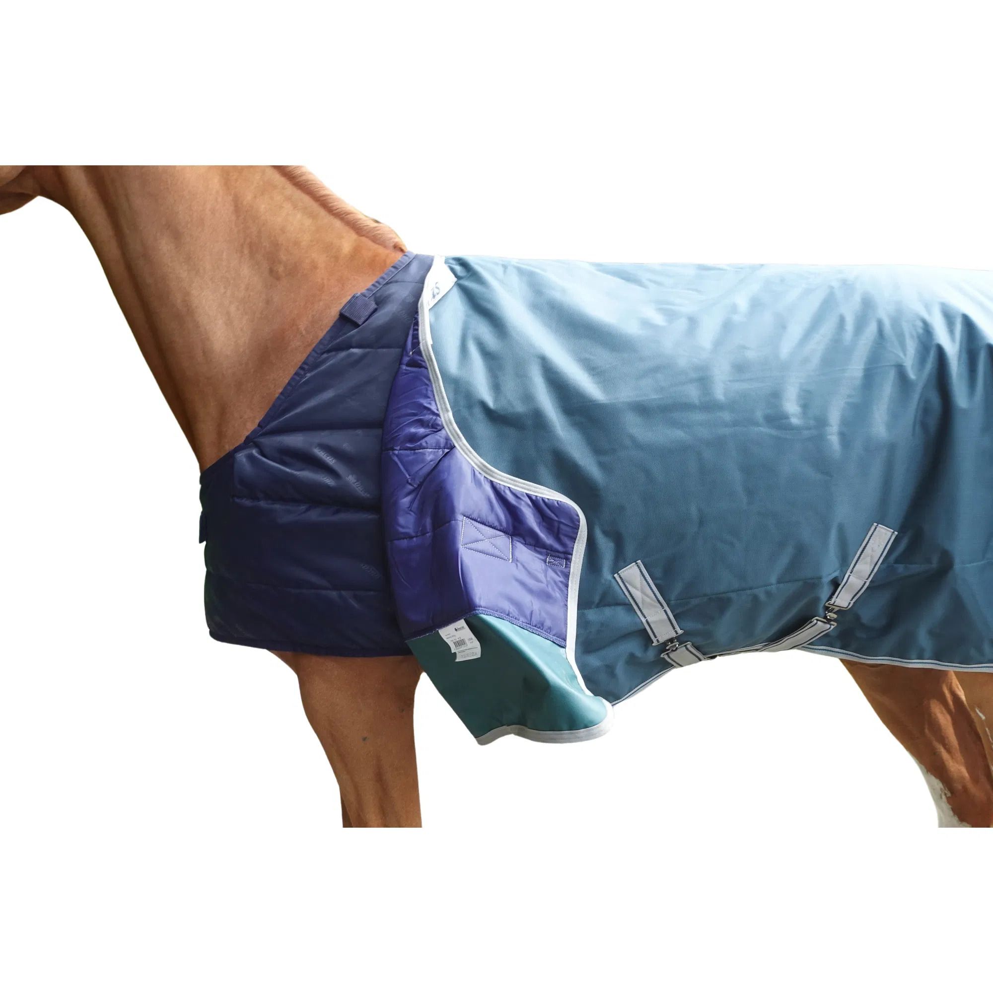 Nahaufnahme einer Pferdedecke. Blaue und grüne Farbtöne. Steppdesign, mit Befestigungsgurten. Teilweise geöffnet.