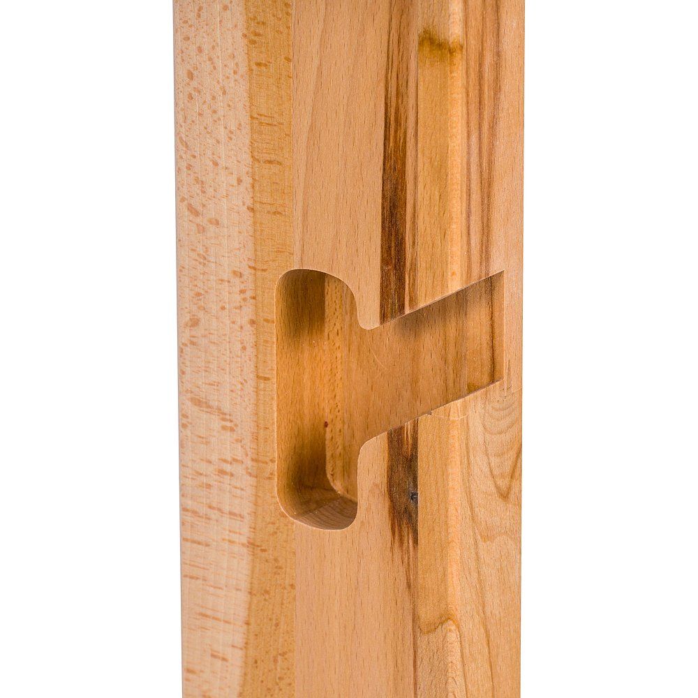 Nahaufnahme eines Holzrahmens mit einer Aussparung in T-Form. Holzmaserung sichtbar.