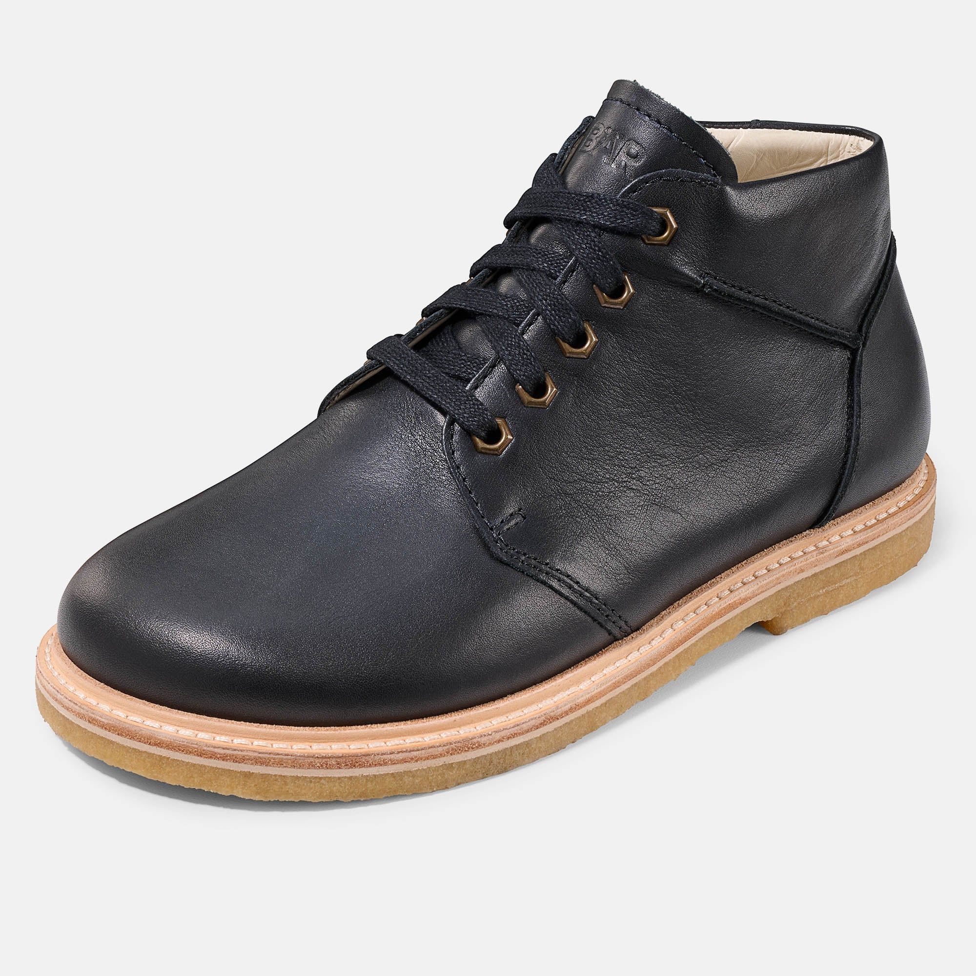 Schwarze Stiefelette für Herren. Schnürung, helle Sohle. Leder. Schuh von der Seite.