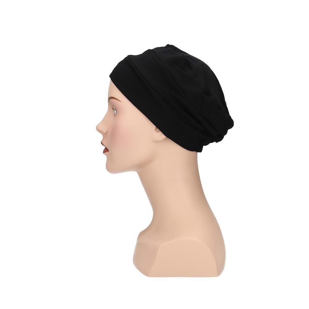 Schwarzer Turban auf einer Schaufensterpuppe. Seitenansicht. Stoffhaube mit gerüschter Struktur.