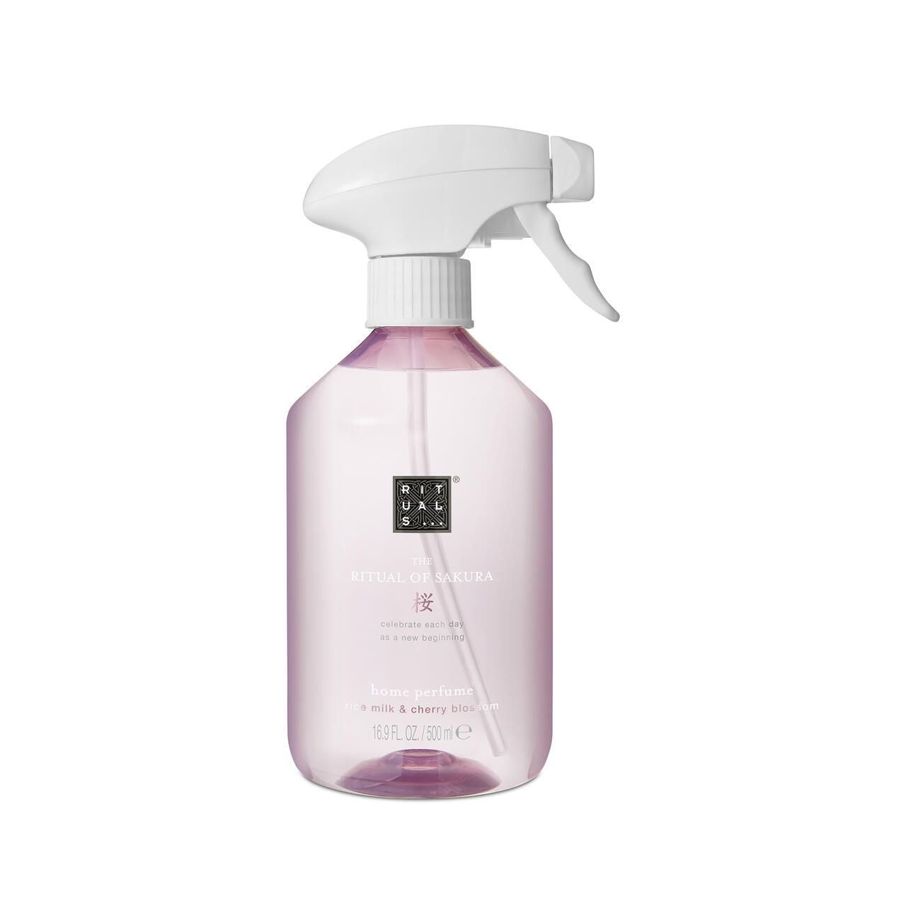 Transparente Flasche mit Sprühkopf. Enthält rosa Flüssigkeit. Aufschrift: Rituals, The Ritual of Sakura. Aroma-Parfum.