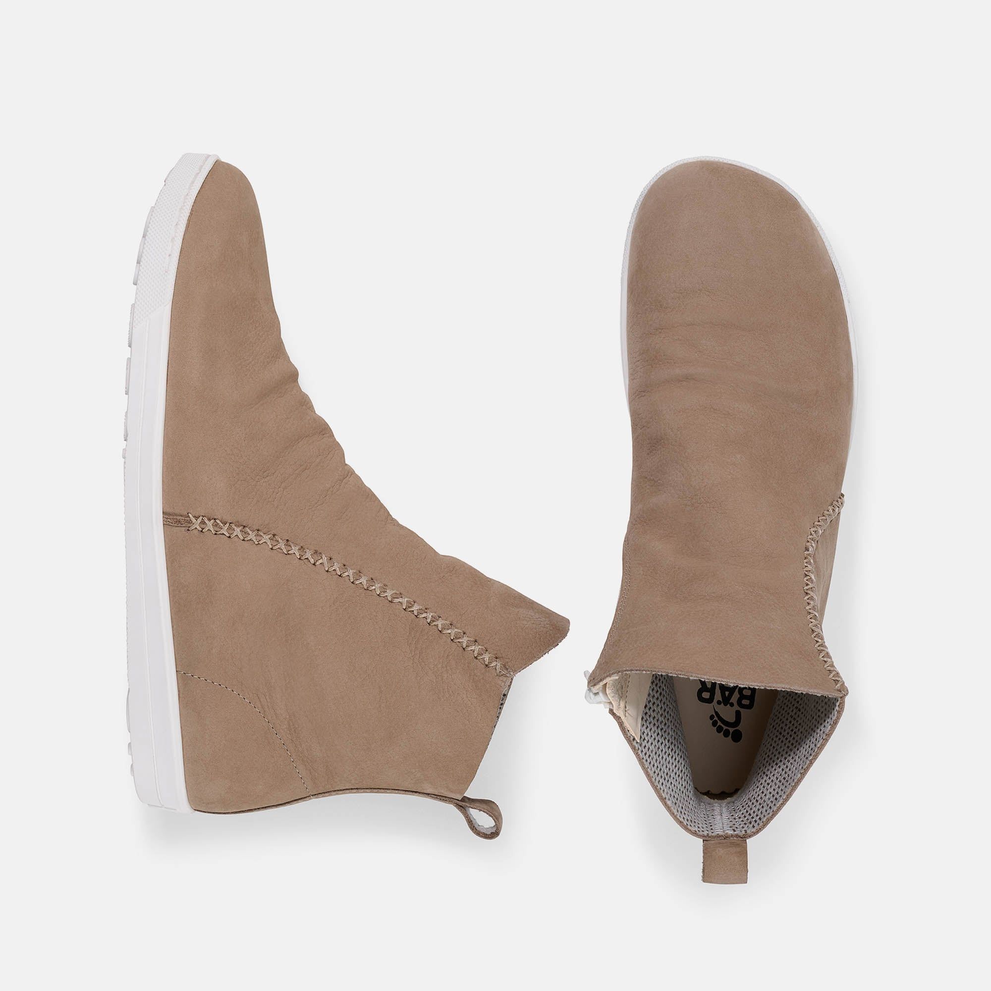 Hellbraune Stiefeletten, Ansicht von oben. Weiße Sohlen, Reißverschluss. Innenfutter gemustert.