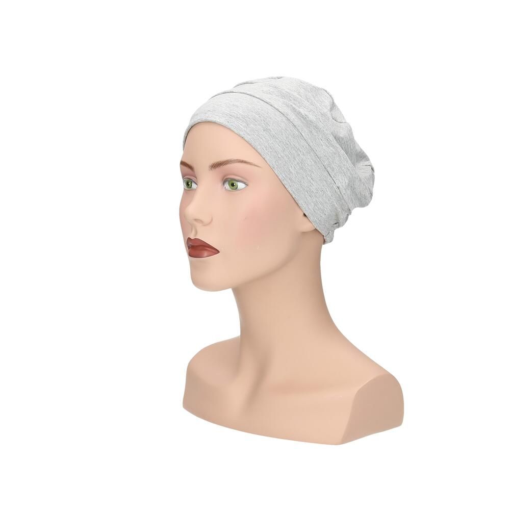 Hellgrauer Turban auf einer Schaufensterpuppe. Seitenansicht. Stoffhaube mit breitem Saum.