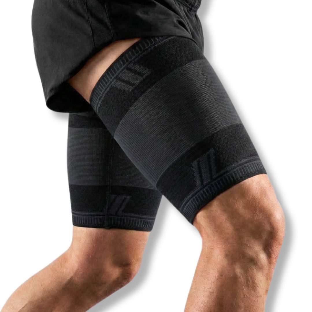 Nahaufnahme von zwei Oberschenkelbandagen. Grau-schwarzes Design. Logo auf der Bandage.