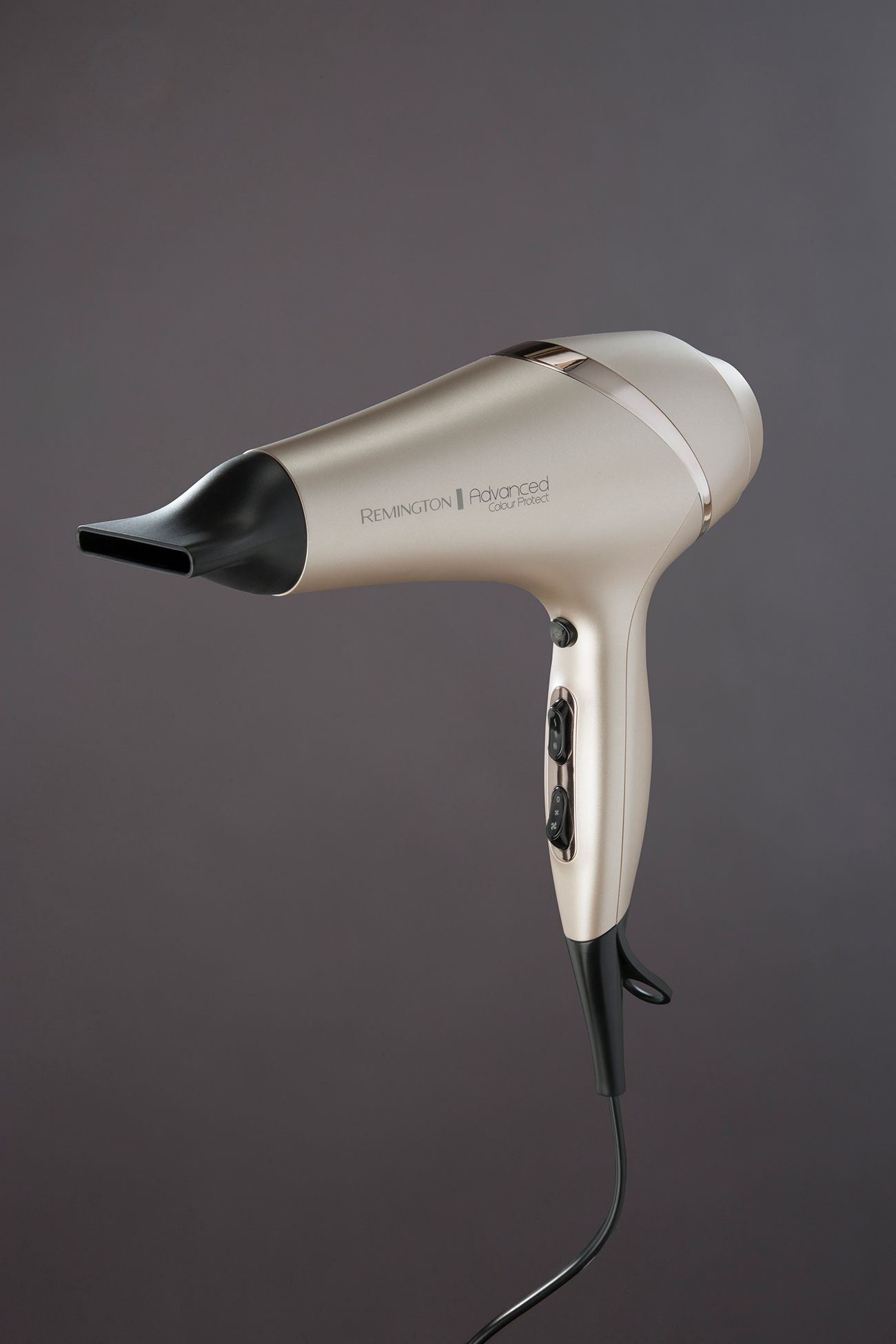 Goldfarbener Haartrockner. Schwarze Düse, Griff mit Schaltern. Marke und Modellbezeichnung sichtbar.