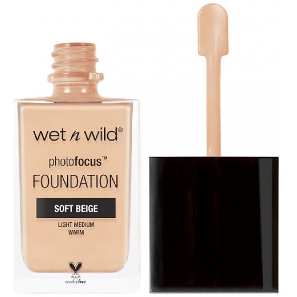 Foundation-Fläschchen mit geöffnetem Deckel und Applikator. Aufschrift: Wet n Wild Photofocus Foundation Soft Beige. Cruelty-free-Logo.