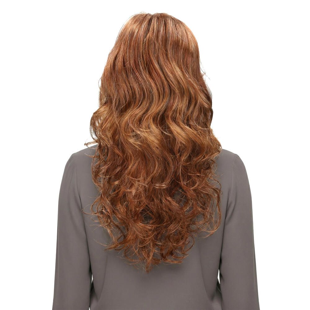 Rückansicht einer Frau mit roter, gewellter Perücke.