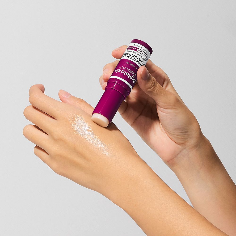 Dr.Melaxin Calcium Cemenrete Volume Multi Balm. Produkt in Anwendung. Hände und Produkt.