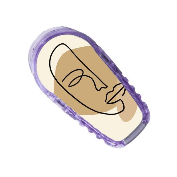 Diasticker® Dexcom G6 Stickerset mit abstraktem Gesichtsmotiv. Beige, braun und schwarze Linien, in lila Hülle.