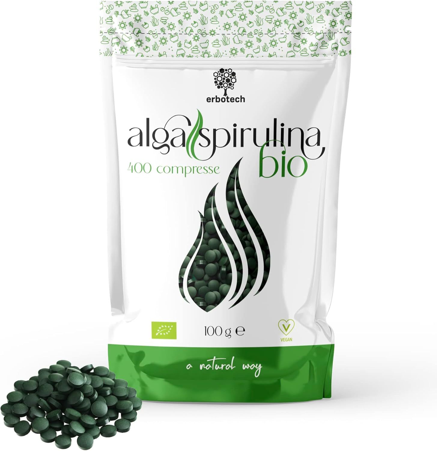 Verpackung mit Spirulina-Tabletten. Aufschrift: Alga Spirulina Bio, 400 compresse, 100 g. Grün-weiße Verpackung, grüne Tabletten daneben.
