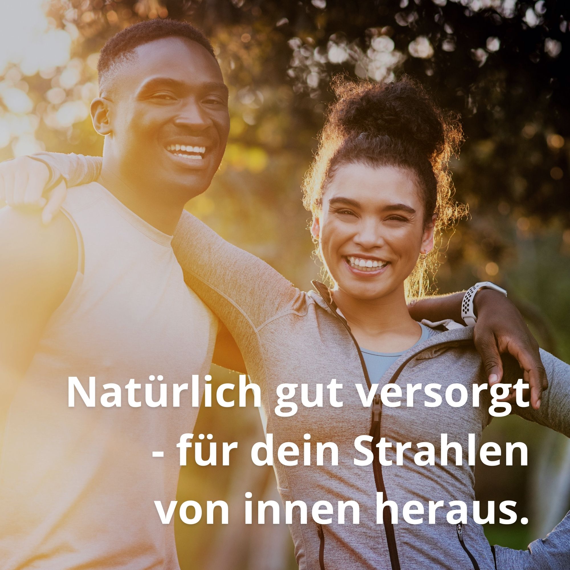 Zwei lächelnde Personen umarmen sich. Text: Natürlich gut versorgt - für dein Strahlen von innen heraus.