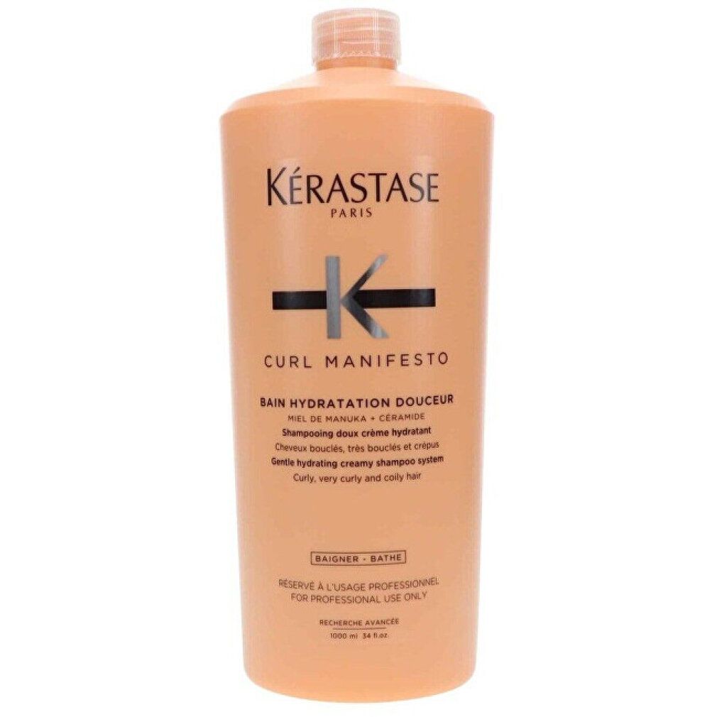 Beige Shampoo-Flasche mit schwarzer und silberner Beschriftung. Text: Kérastase, Curl Manifesto, Bain Hydratation Douceur.