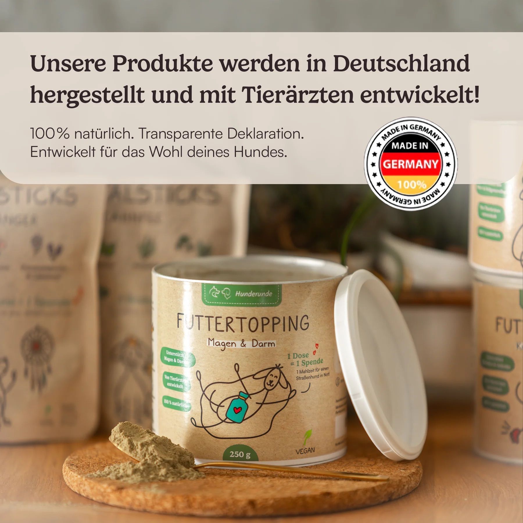 Dose Futtertopping Magen & Darm, geöffnet. Aufschrift: 100% natürlich. Made in Germany-Siegel. Weitere Produkte im Hintergrund.