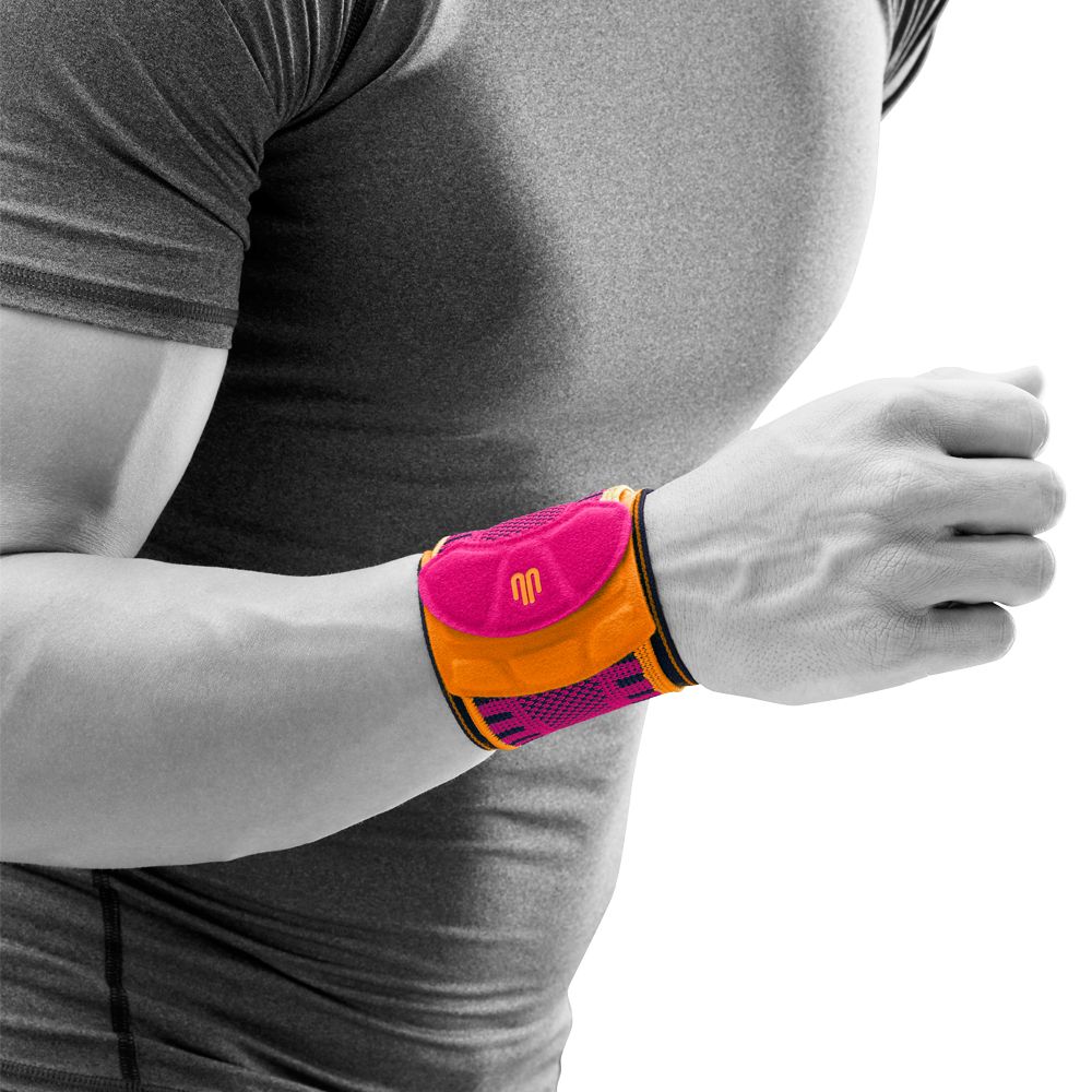 Handgelenkbandage, pink-orange, am Handgelenk einer Person. Mesh-Gewebe, Klettverschluss. Logo sichtbar.