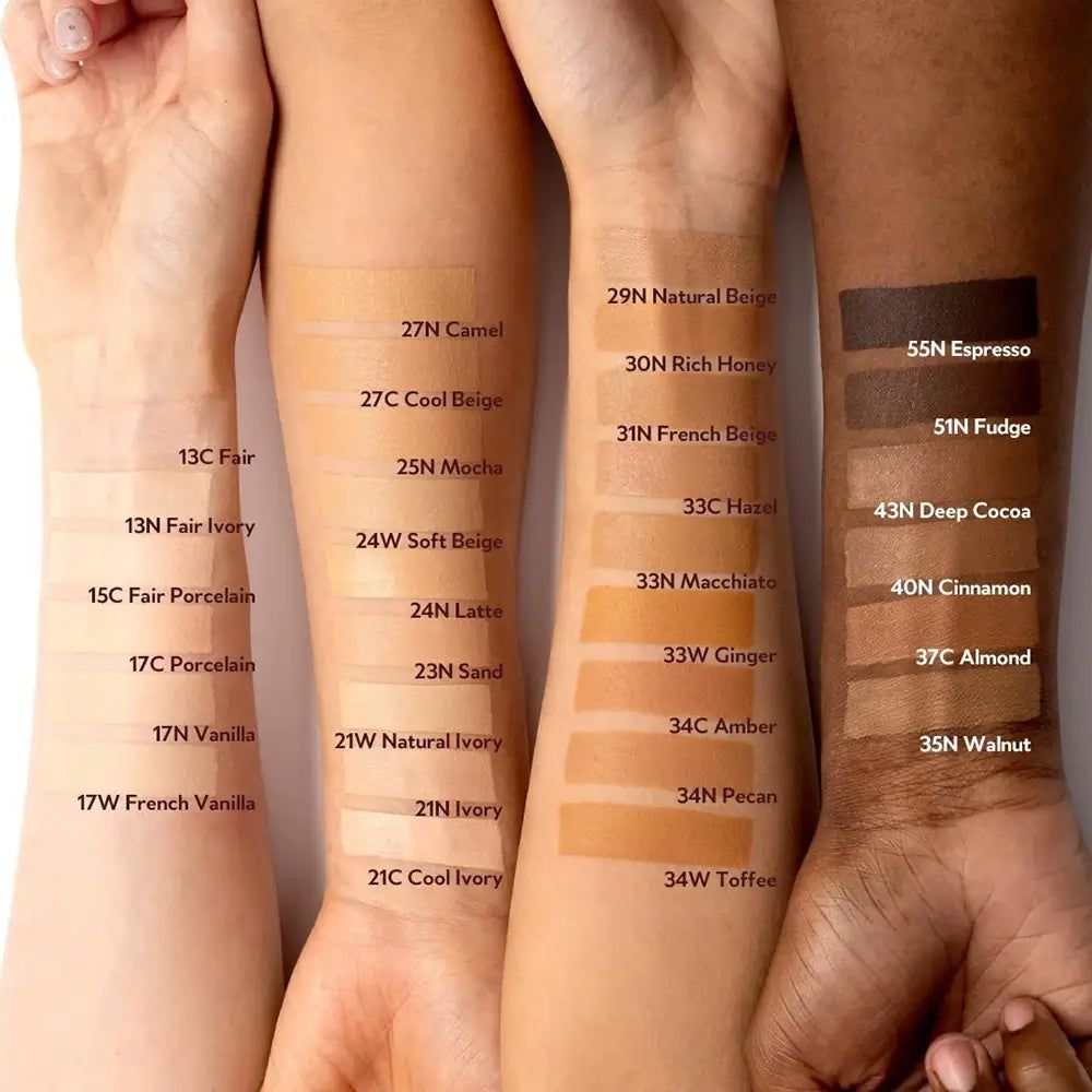 Arme mit verschiedenen Hauttönen. Auf den Armen sind Farbmuster des Mask Fit Red Cushion aufgetragen. Viele Farbbezeichnungen.