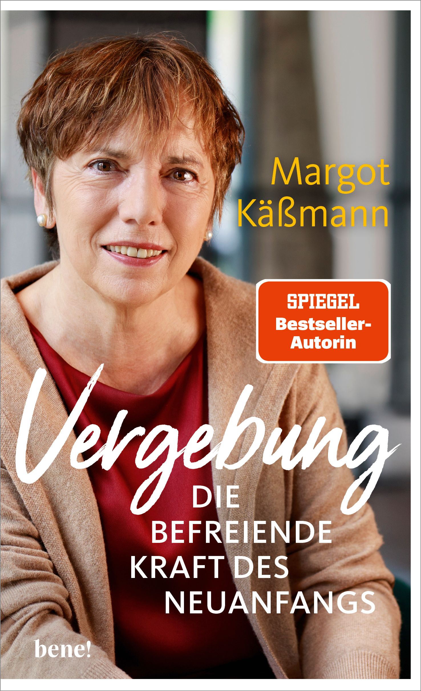 Buchcover mit Titel "Vergebung". Autorin Margot Käßmann. Spiegel Bestseller-Autorin. Beige Jacke, rotes Oberteil.