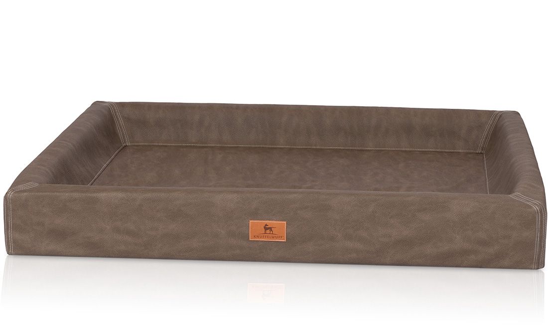 Orthopädisches Hundebett Austin, rechteckig, braun. Mit erhöhtem Rand und Markenlogo. Kunstleder-Optik.