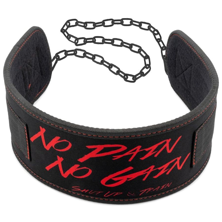 Schwarzer Dip-Gürtel mit roter Naht und Aufdruck "NO PAIN NO GAIN". Lange Stahlkette. Gepolsterte Auflage.