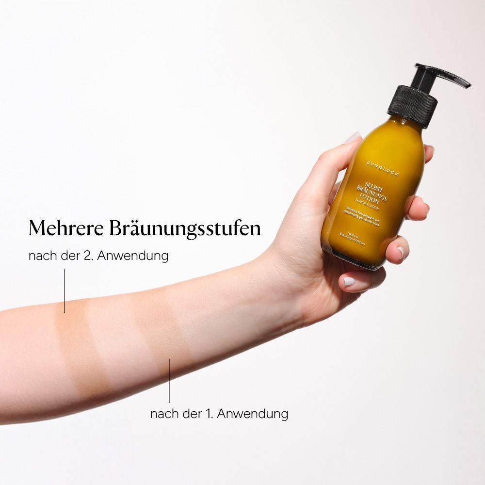 Hand hält Flasche mit Selbstbräunungslotion neben gebräunter Armhaut.