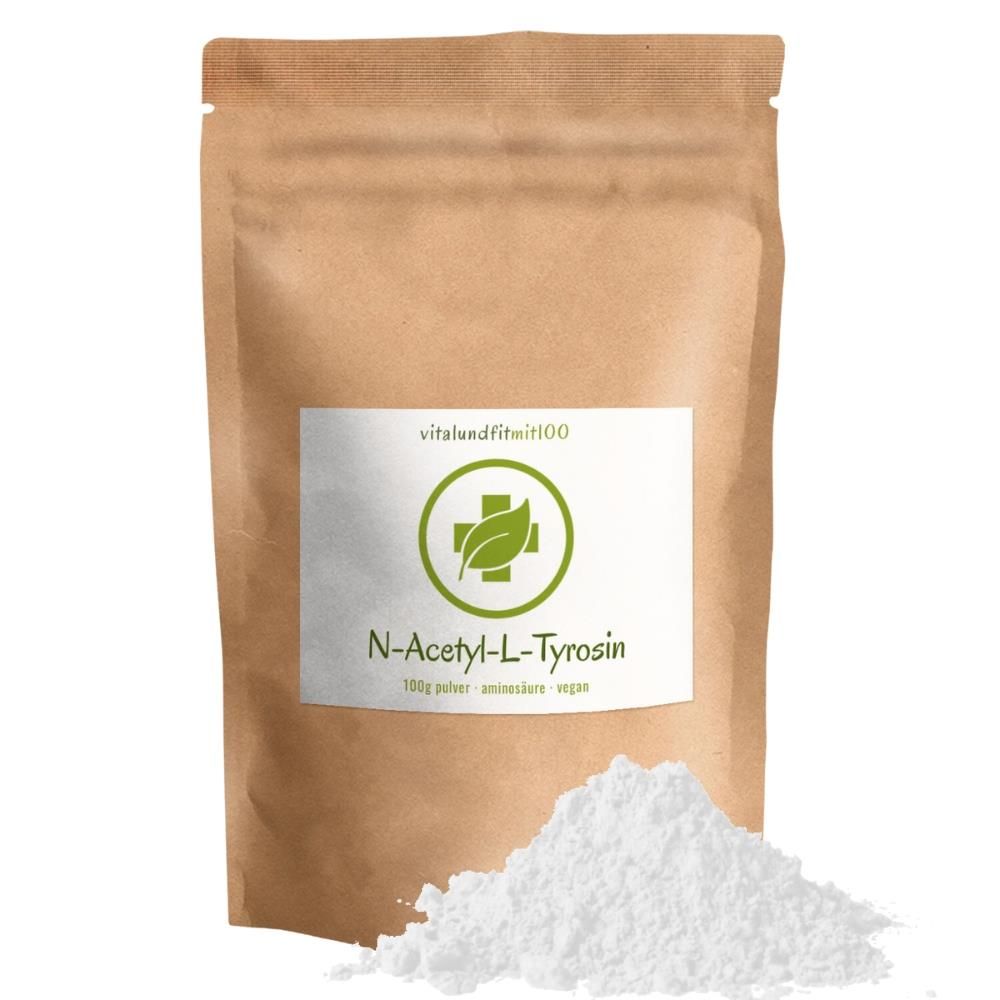 Brauner Papierbeutel mit weißem Etikett und Pulver daneben. Aufschrift: vitalundfitmit100, N-Acetyl-L-Tyrosin. Pulverhaufen.