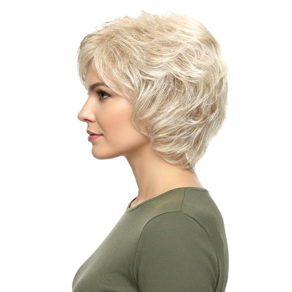 Blond gefärbte Perücke mit kurzem, gewelltem Haar. Profilansicht einer Frau, die ein olivgrünes Oberteil trägt.
