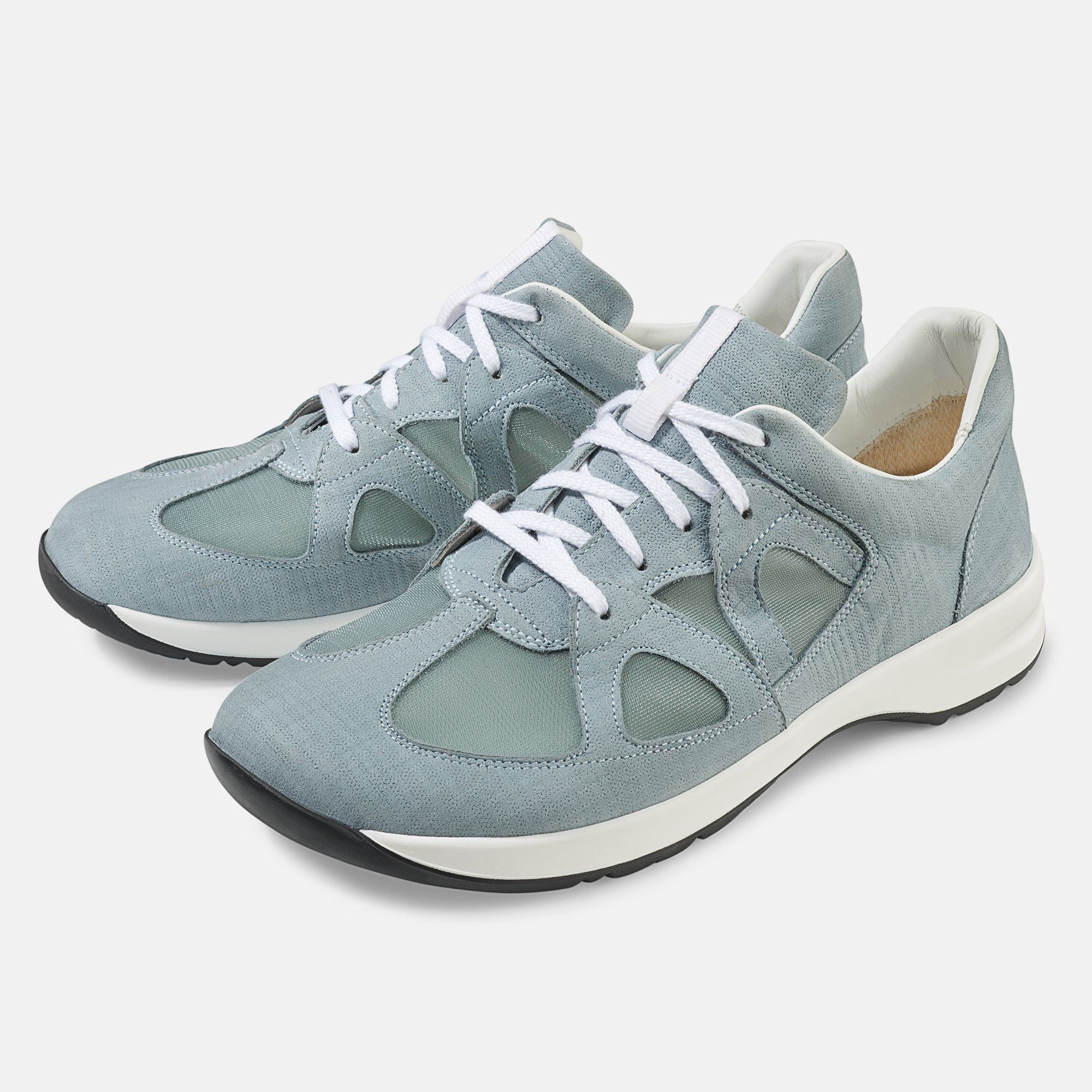 Hellblaue Damenschnürschuhe. Breite Passform. Weiße Schnürsenkel und Sohle. Schwarze Laufsohle. Mesh-Einsätze.