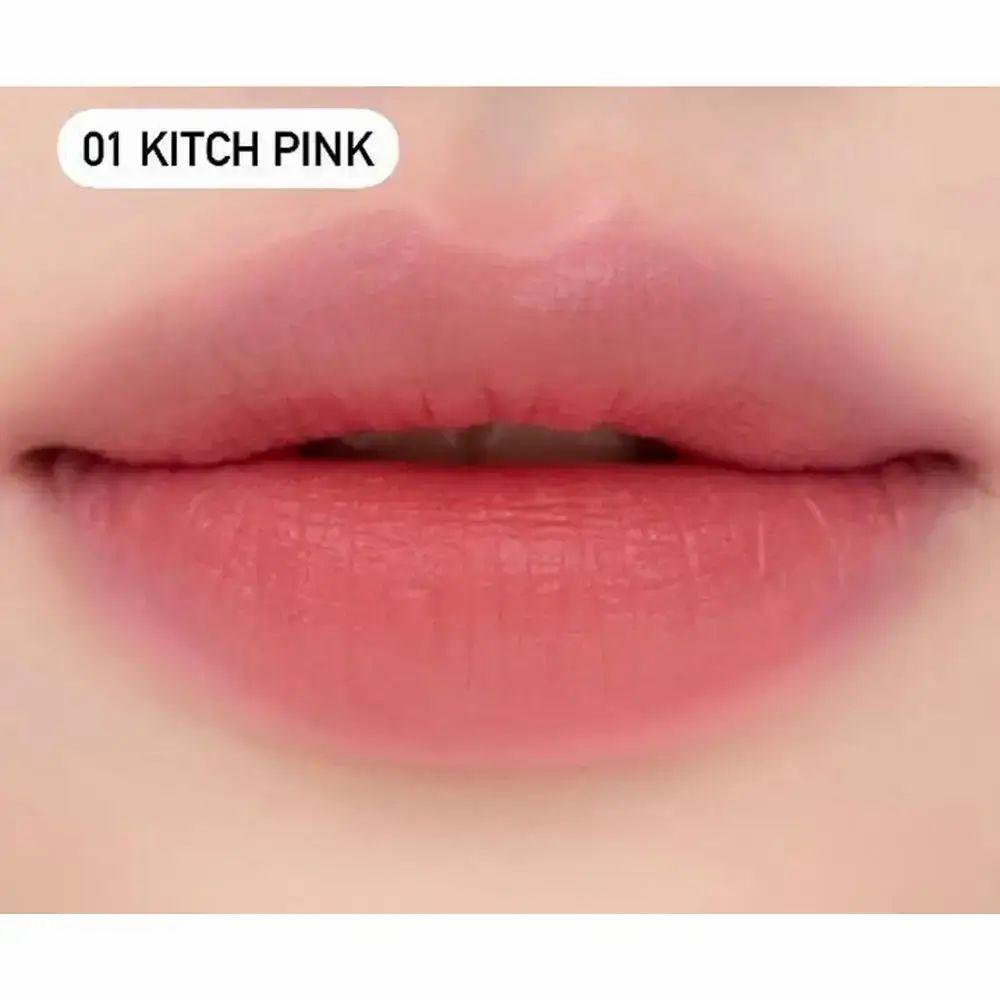 Lippen, Farbe 01 Kitch Pink. Obere Lippe, Unterlippe. Rosa Farbton. Text: 01 KITCH PINK.