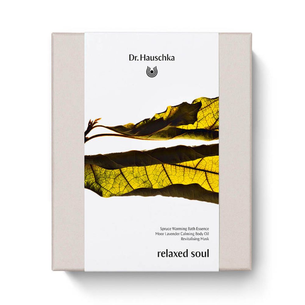 Geschenkset mit cremefarbener Verpackung. Aufdruck: Dr. Hauschka Logo, Blattmotiv, Produktnamen und „relaxed soul“.