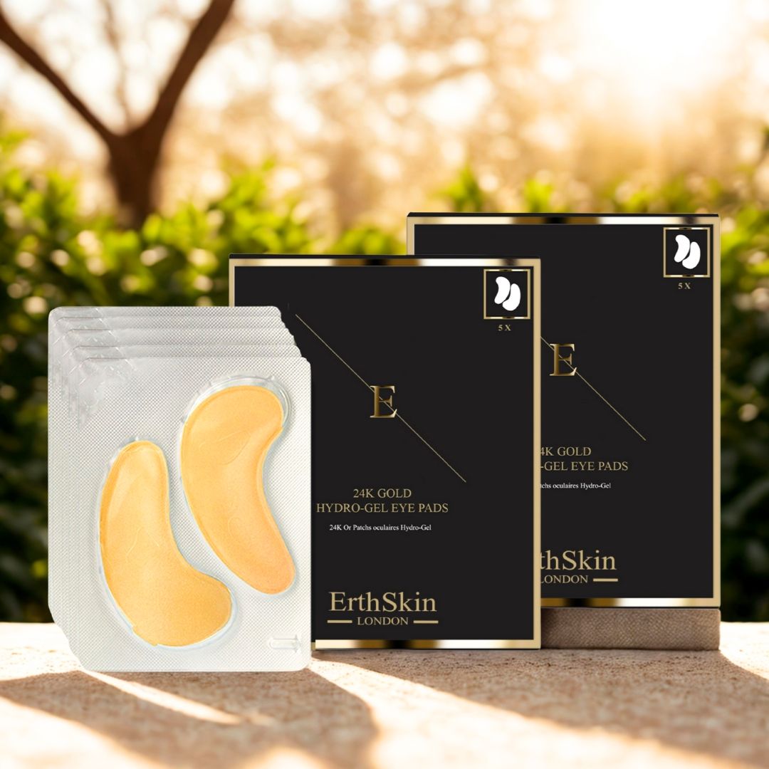 Goldfarbene Augenpads in Folienverpackung und zwei schwarzen Schachteln mit goldfarbenen Akzenten. ErthSkin London Logo.