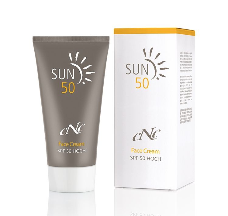 Eine graue Tube und eine weiße Schachtel zeigen CNC Cosmetic Sun Face Cream SPF 50. Auf der Tube und der Schachtel steht "SUN 50" mit einem Sonnenlogo. Darunter steht "cNc Face Cream SPF 50 HOCH".
