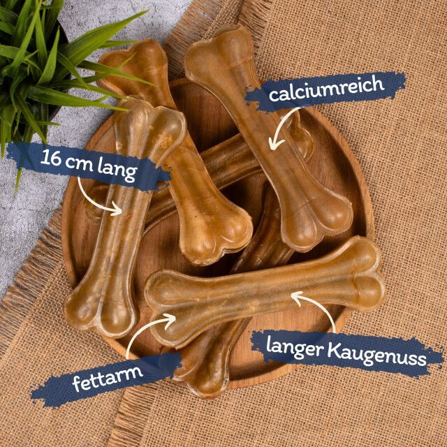 Mehrere Kauknochen auf einem Holztablett. Beschriftung: 16 cm lang, fettarm, calciumreich, langer Kauspaß.