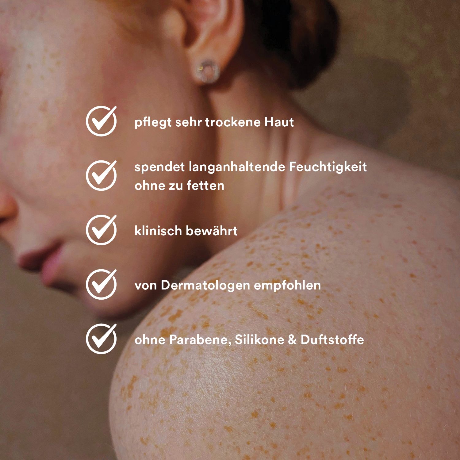 Haut mit roten Flecken, Text: pflegt sehr trockene Haut, spendet Feuchtigkeit, klinisch bewährt, von Dermatologen empfohlen.