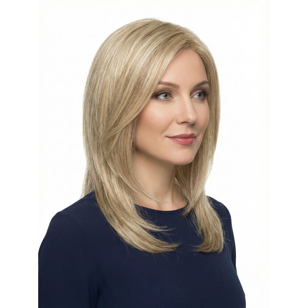 Perücke Anemone von Lofty. Blondes Haar, leicht schräg. Die Frau trägt ein blaues Oberteil.