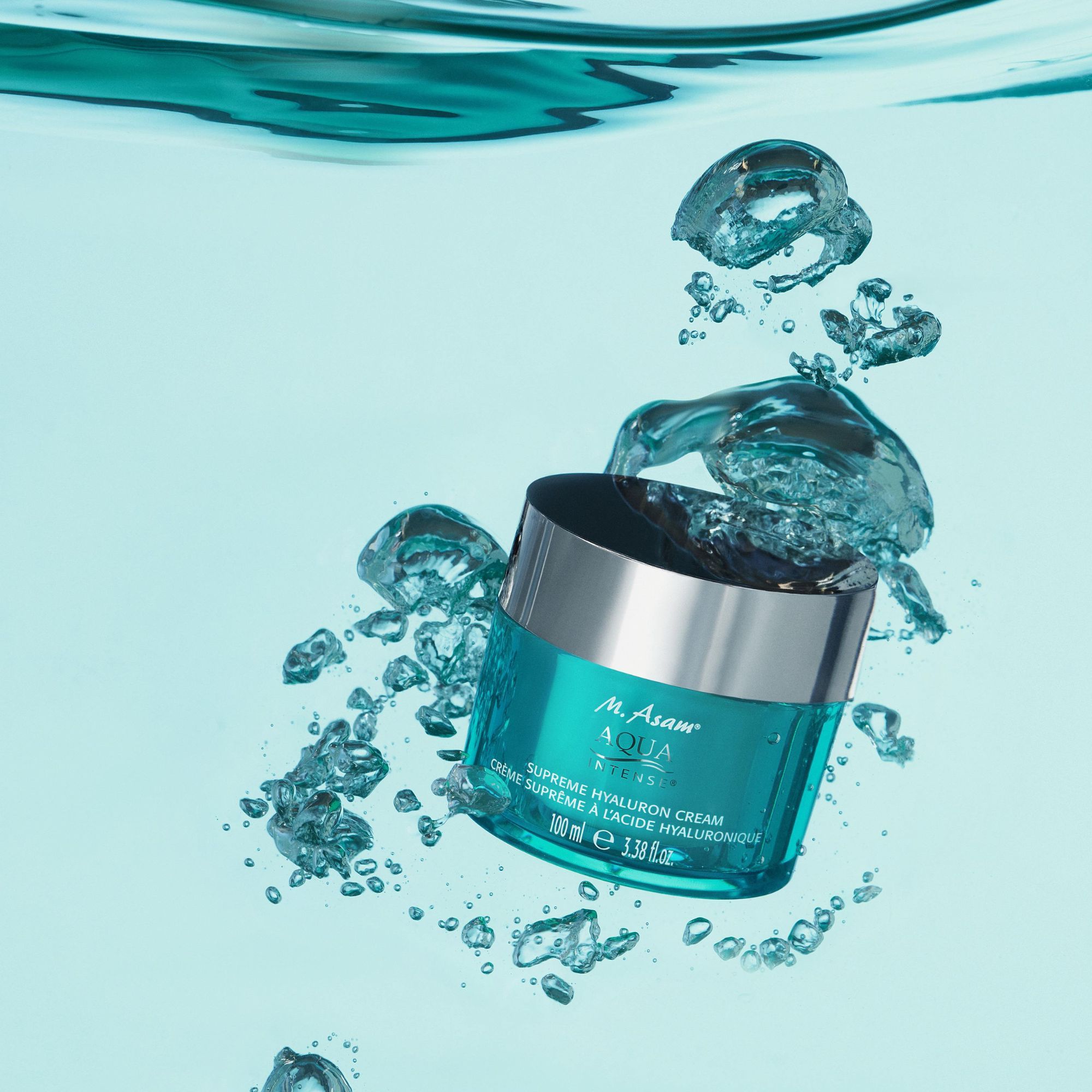 Vasetto di M. Asam Aqua Intense Supreme Hyaluron Cream in acqua. Bolle.