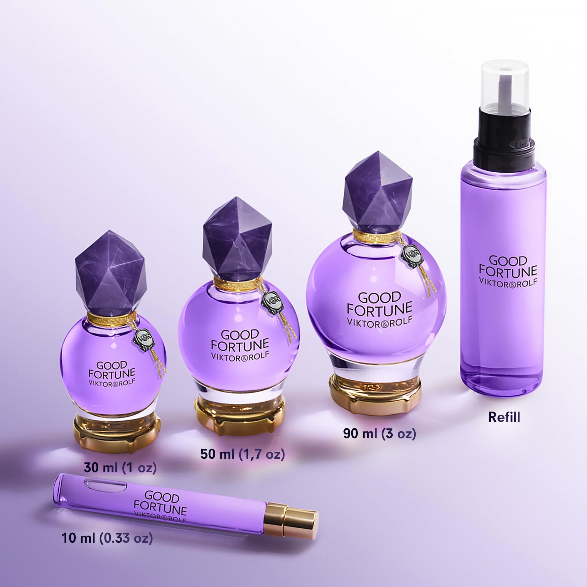 Verschiedene Größen des violetten Flakons und eine Nachfüllflasche. Aufschrift: Good Fortune, Viktor & Rolf. Größenangaben.